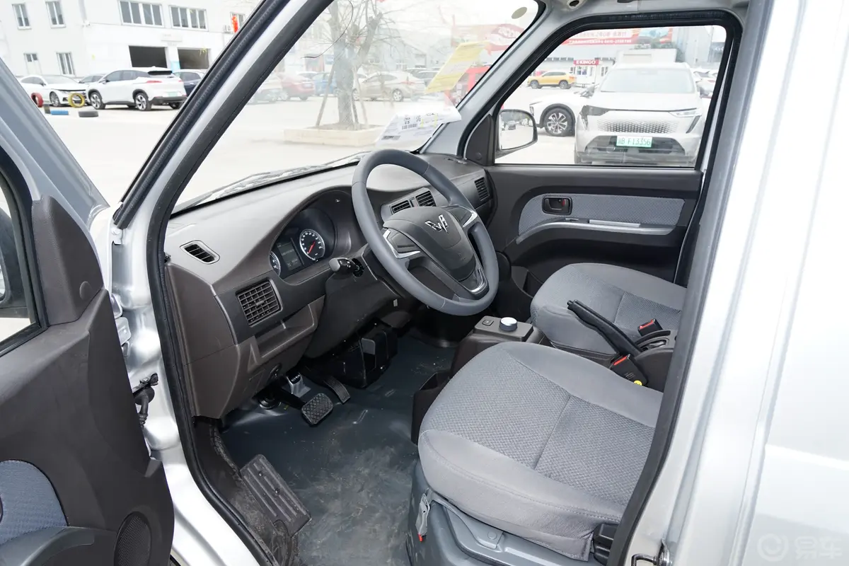 五菱荣光EV230km 封窗加长版基本型 2座前排扶手箱储物格