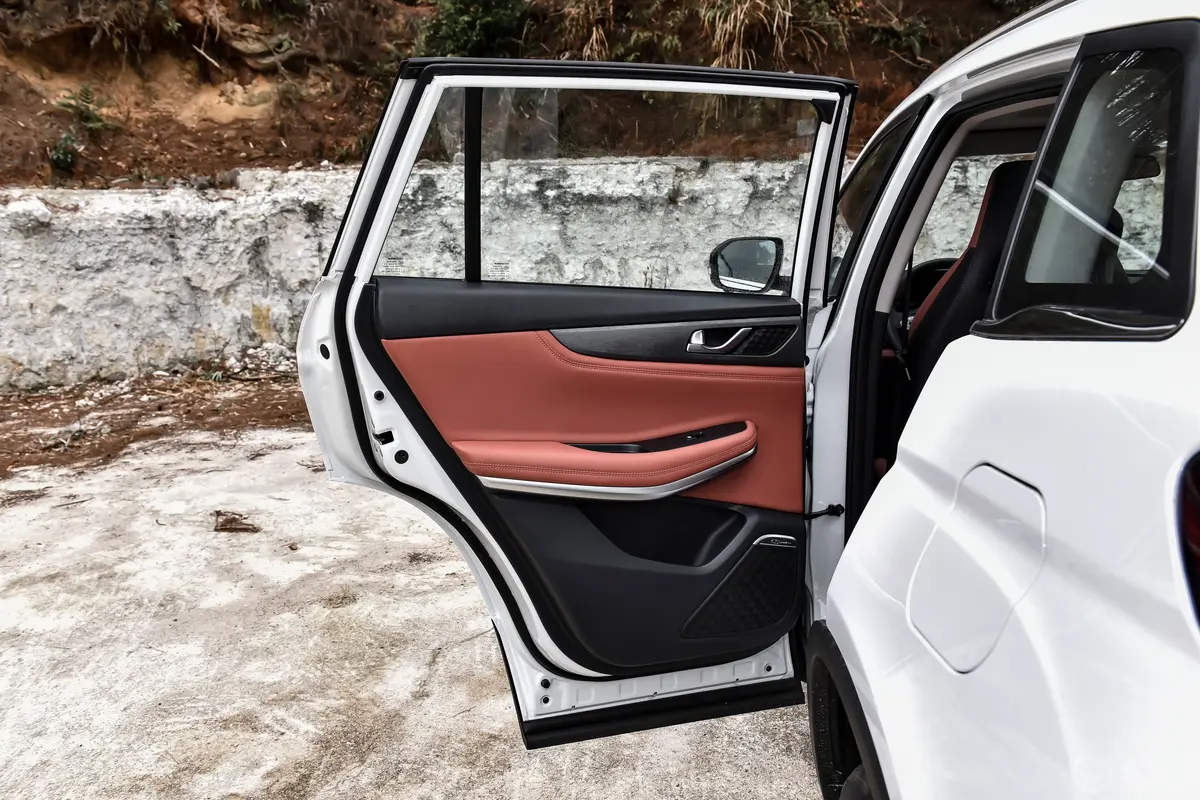 长安CS75畅享型 1.5T 自动尊贵型驾驶员侧后车门