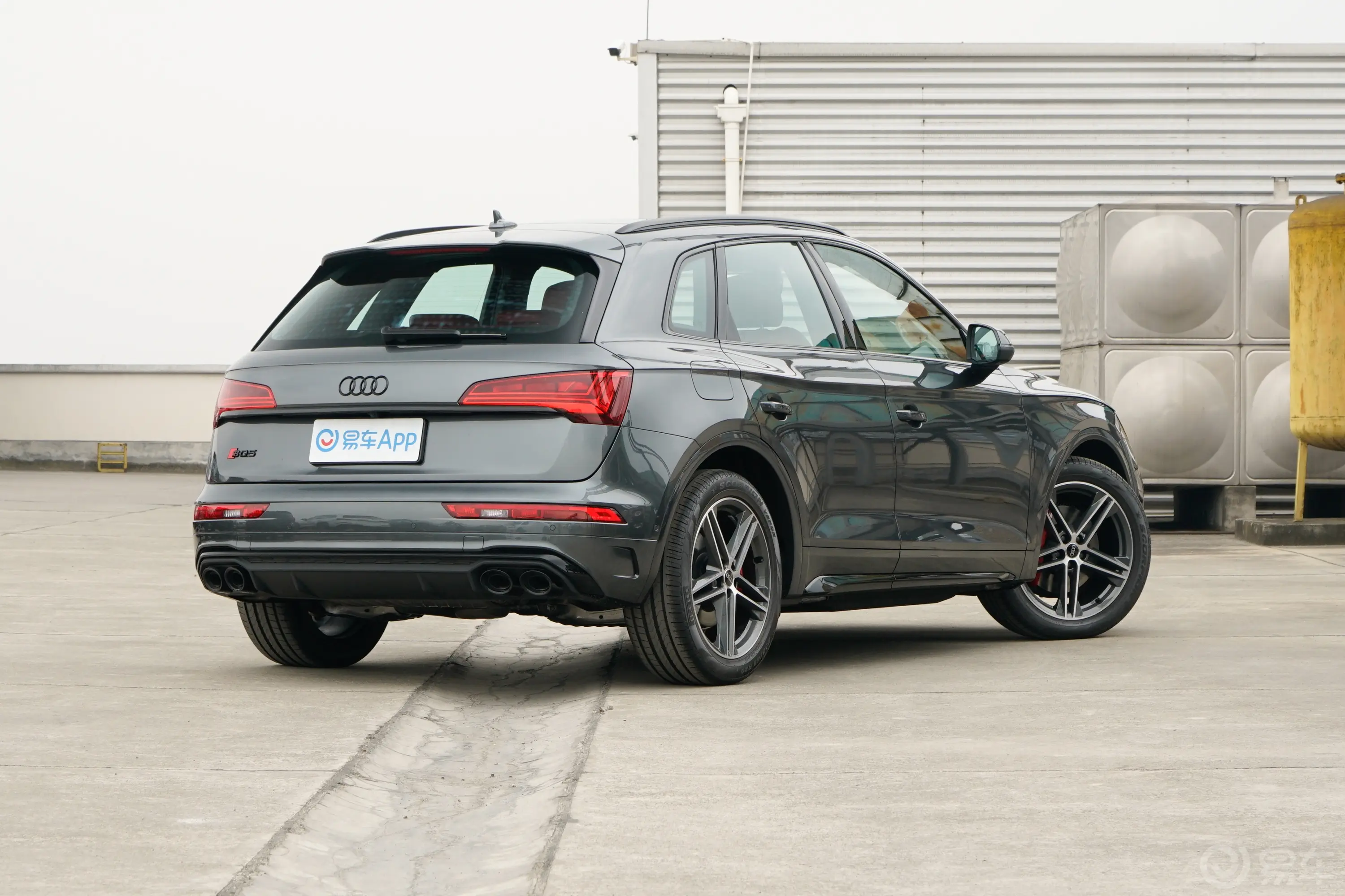 奥迪SQ53.0T quattro侧后45度车头向右水平