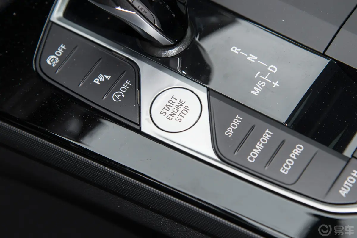 宝马2系改款 四门轿跑车 225i M运动曜夜套装钥匙孔或一键启动按键