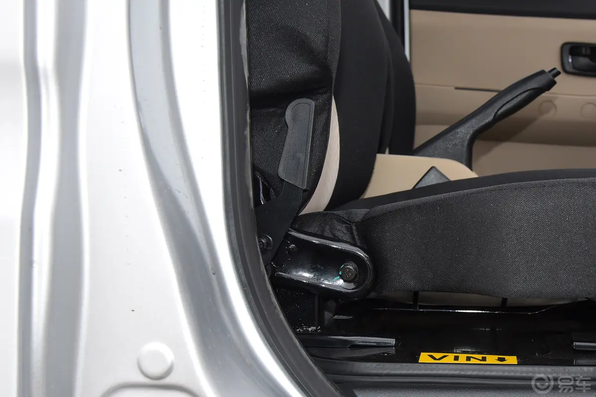 新豹T3东安1.6L 3.05米栏板单排单后轮舒适版副驾座椅调节