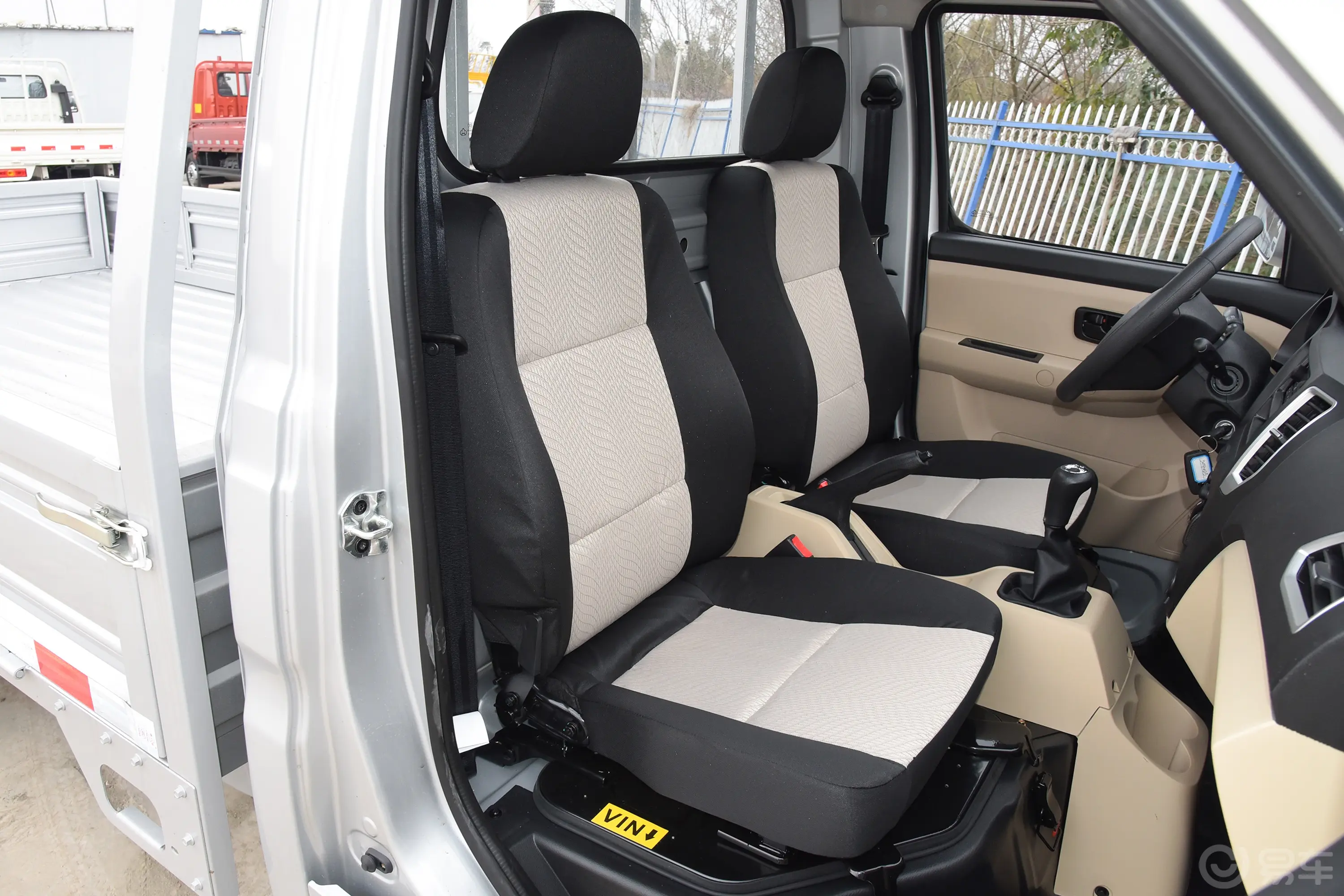 新豹T3东安1.6L 3.05米栏板单排单后轮舒适版副驾驶座椅