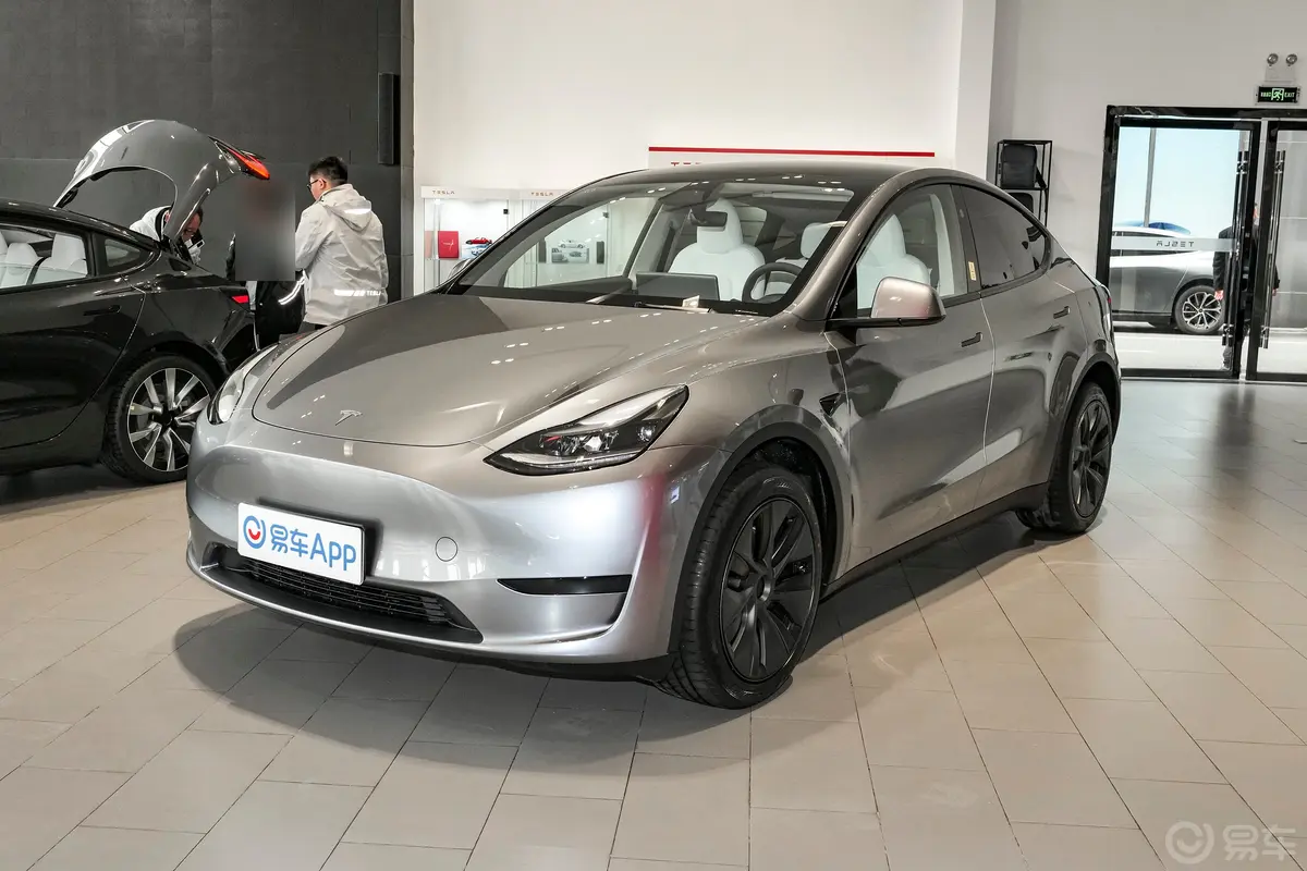 Model Y554km 后轮驱动版侧前45度车头向左水平