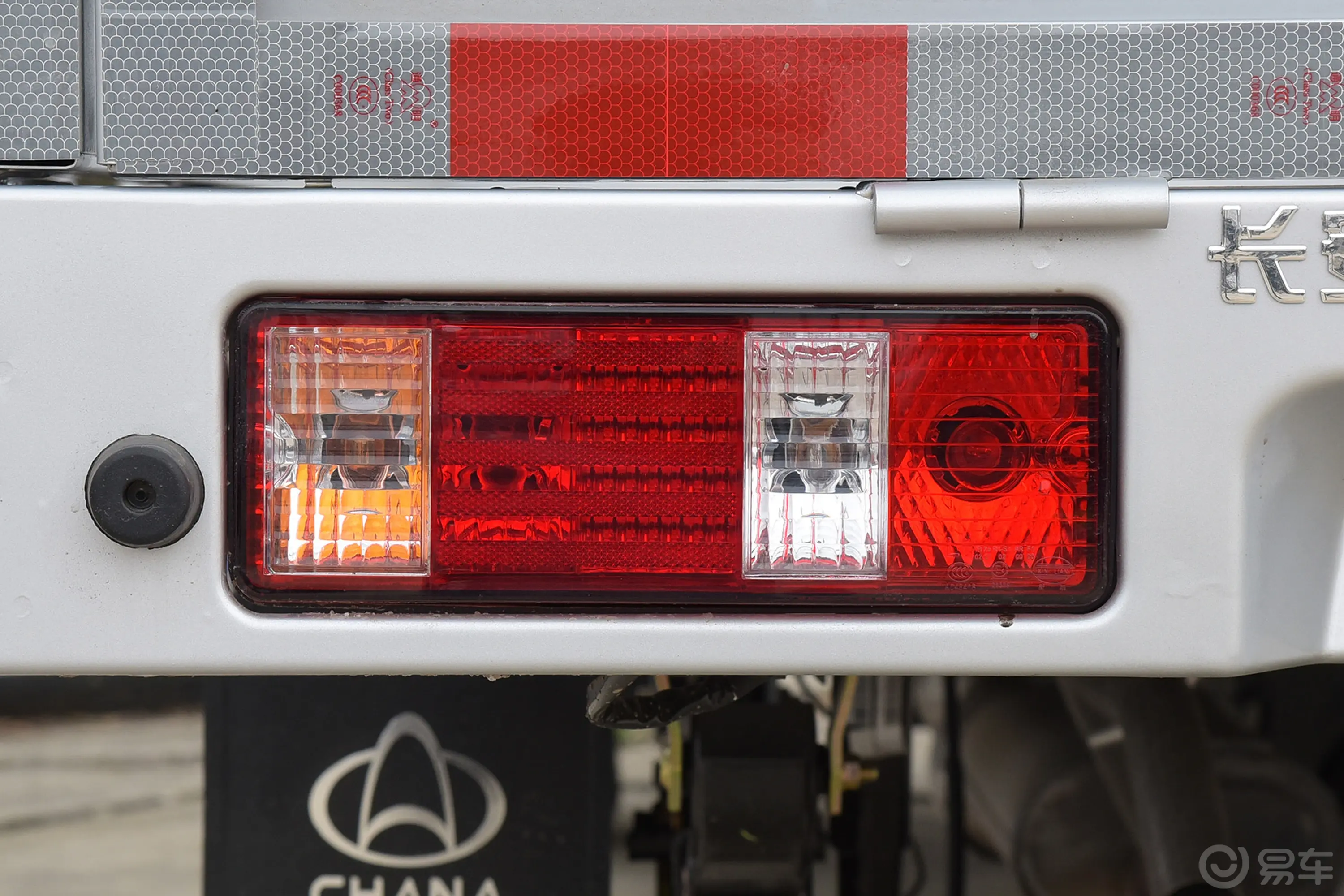 新豹T3东安1.6L 3.05米栏板单排单后轮舒适版外观灯组