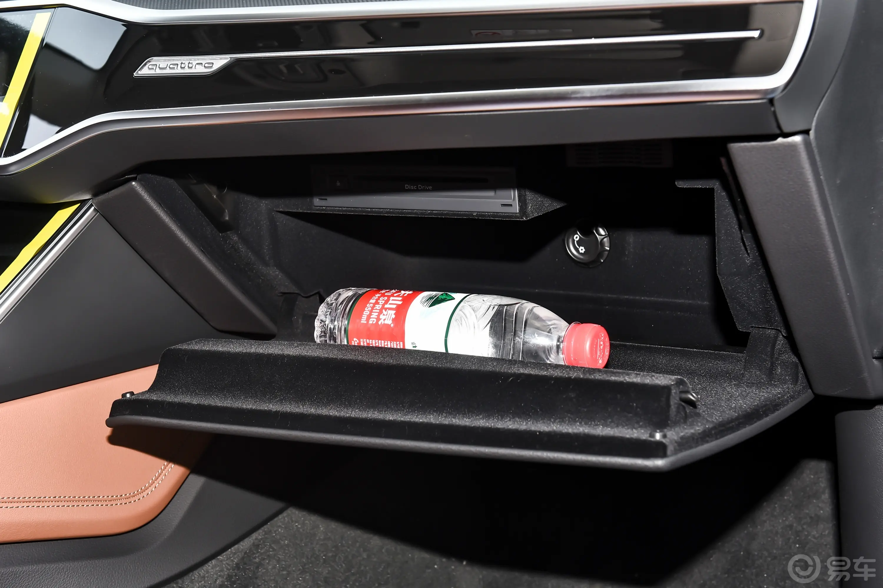 奥迪A7L45 TFSI quattro 奢享型手套箱空间水瓶横置