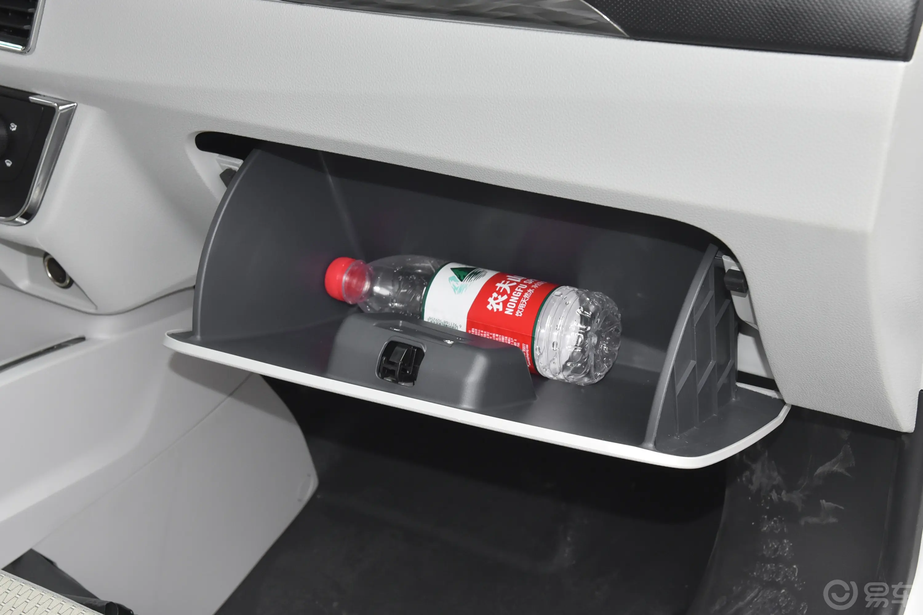 金杯小海狮X301.5L 客车财富型空调版 6座手套箱空间水瓶横置