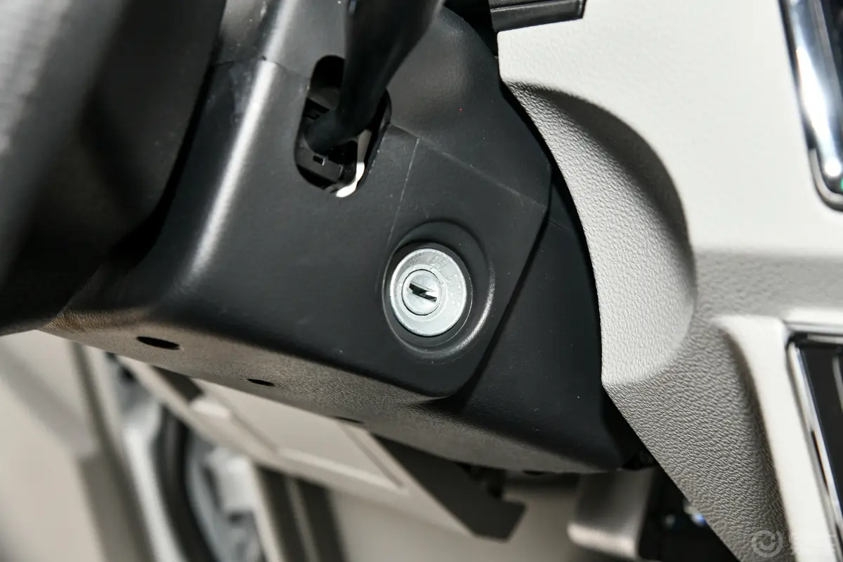 金杯新海狮X30L1.5L 客车财富无空调版 7座钥匙孔或一键启动按键