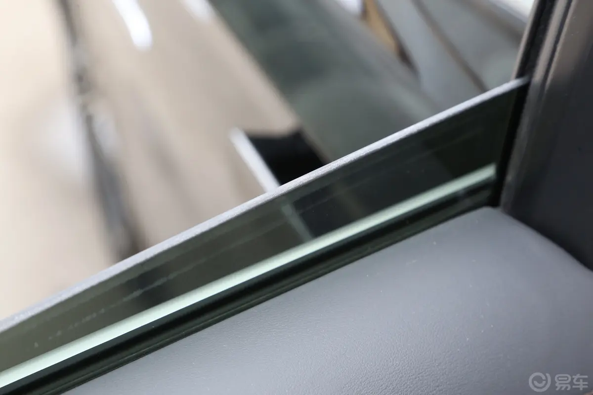 汉EV 荣耀版 506km 前驱尊贵型后排玻璃材质特写