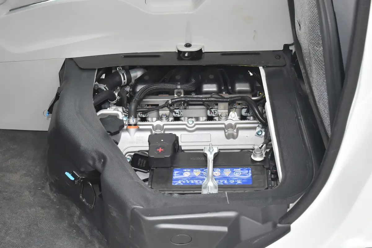 金杯小海狮X301.5L 客车财富型空调版 6座发动机特写