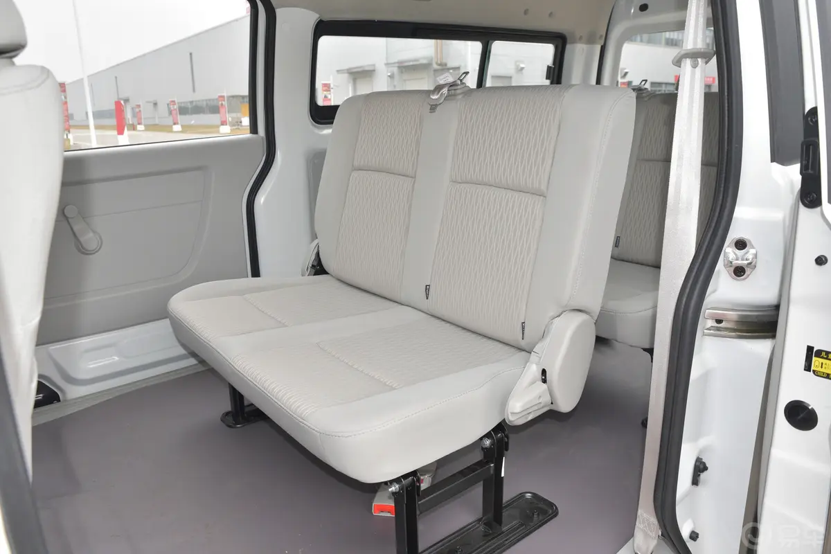 金杯新海狮X30L1.5L 客车财富空调版 6座后排空间