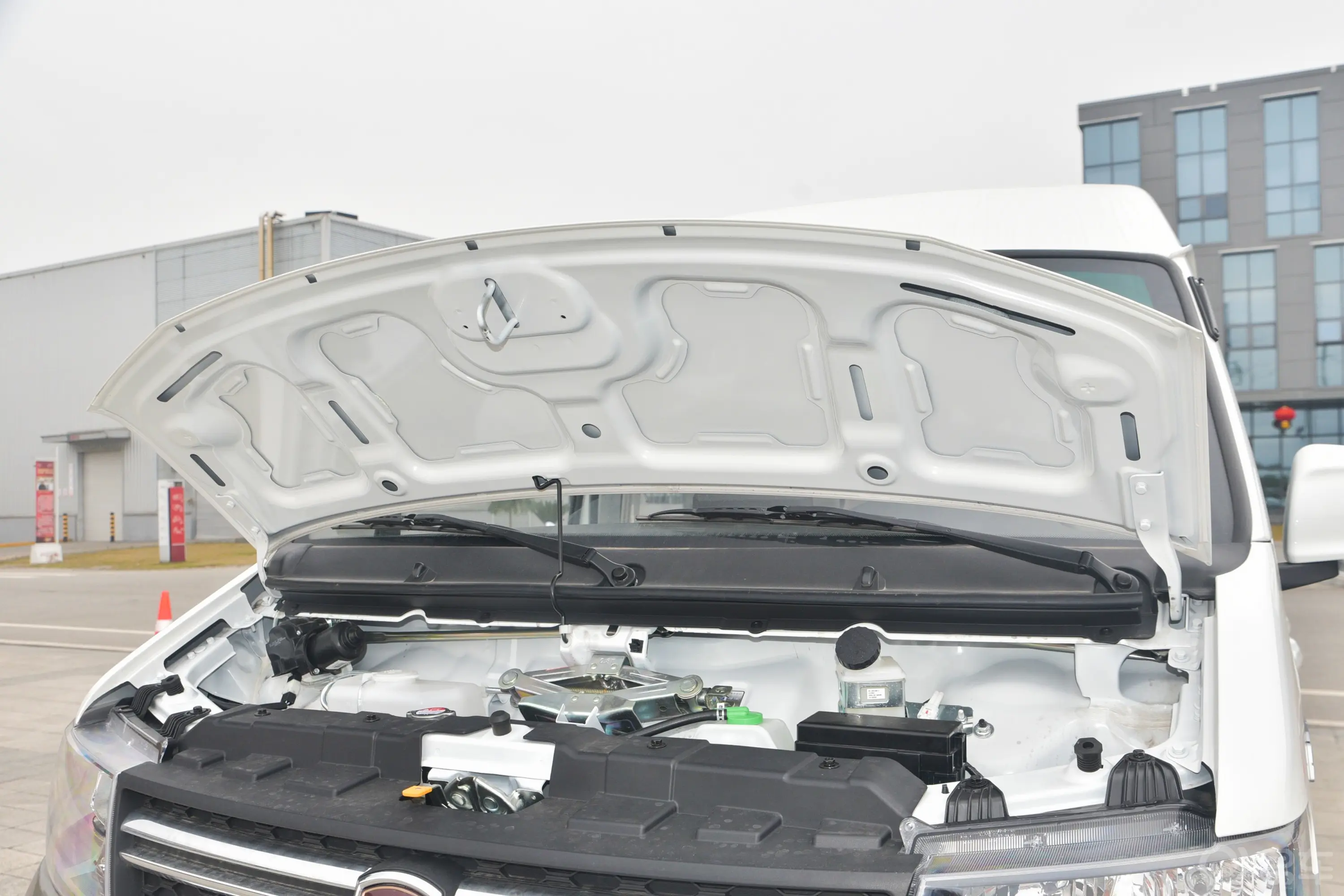 金杯新海狮X30L1.5L 客车财富空调版 6座发动机舱盖内侧