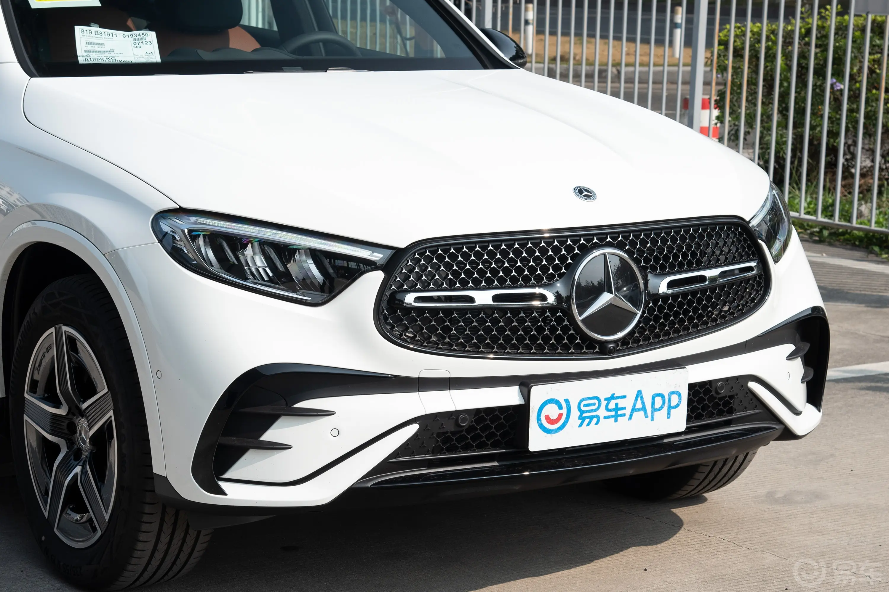 奔驰GLC轿跑GLC 260 4MATIC 轿跑SUV前格栅侧俯拍