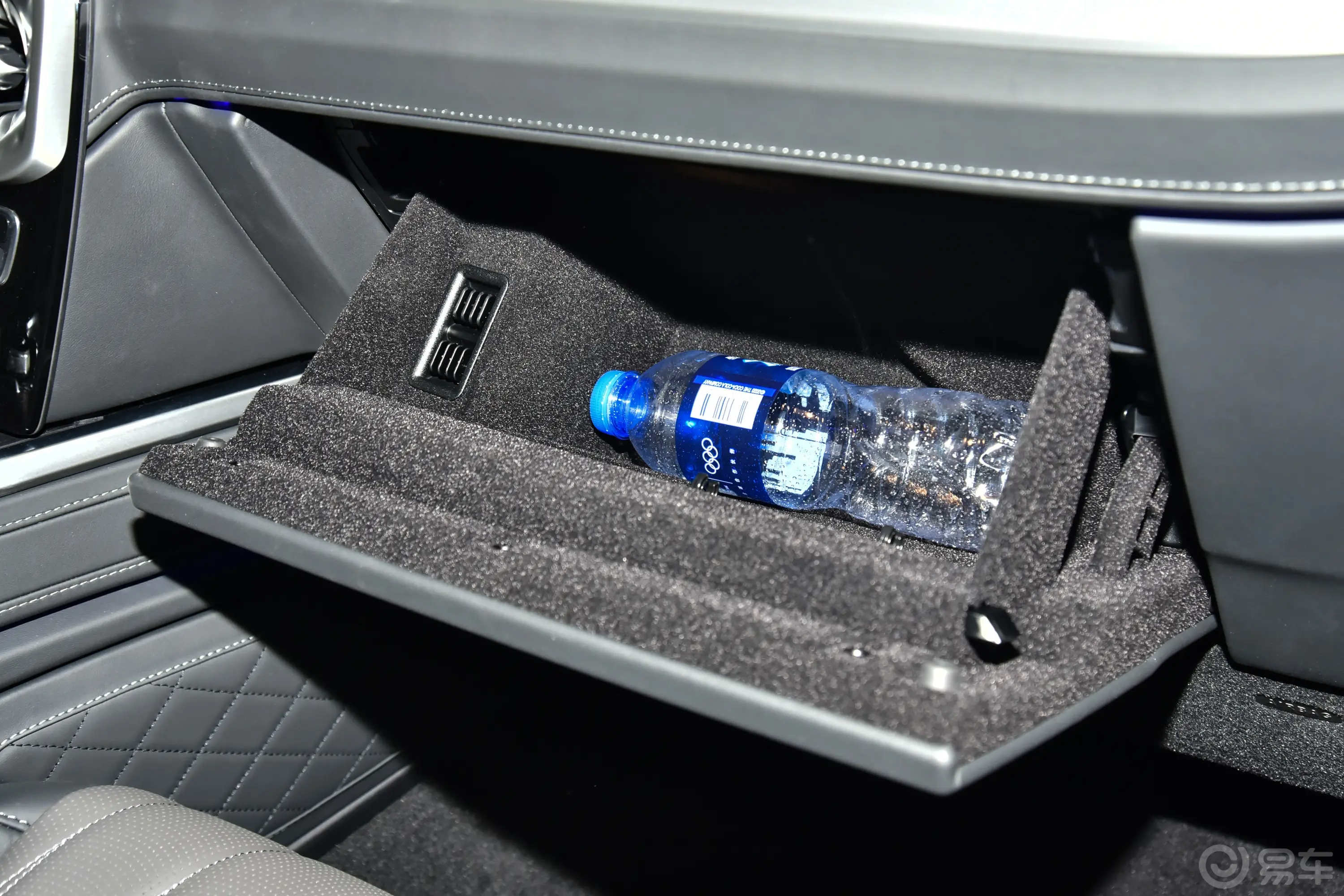 奔驰G级G 500 典藏版手套箱空间水瓶横置