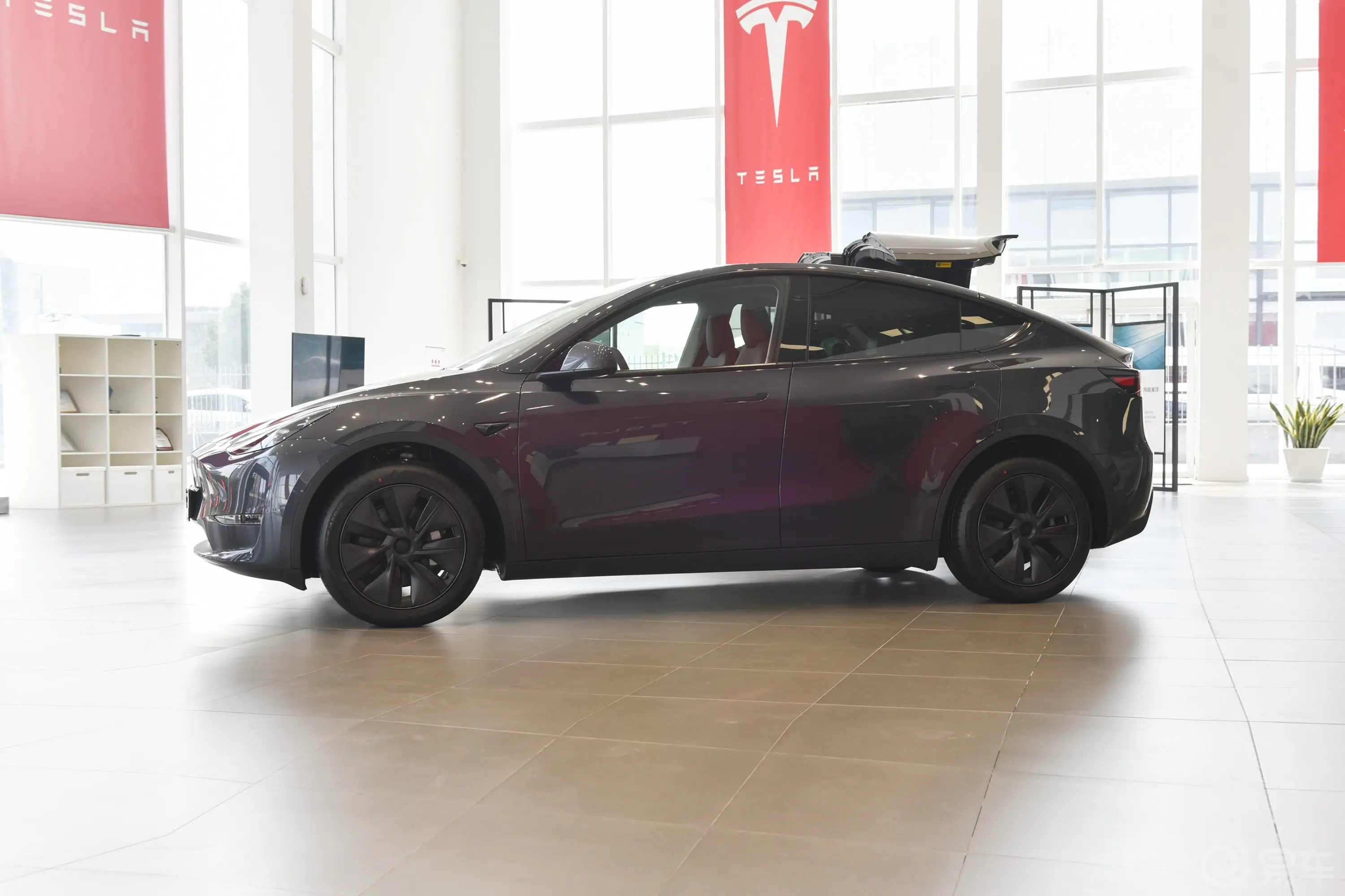 Model Y688km 长续航全轮驱动版正侧车头向左水平