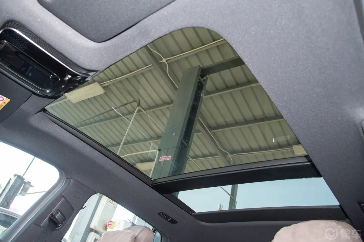 奔驰EQE SUV350 4MATIC 豪华版天窗内拍关闭