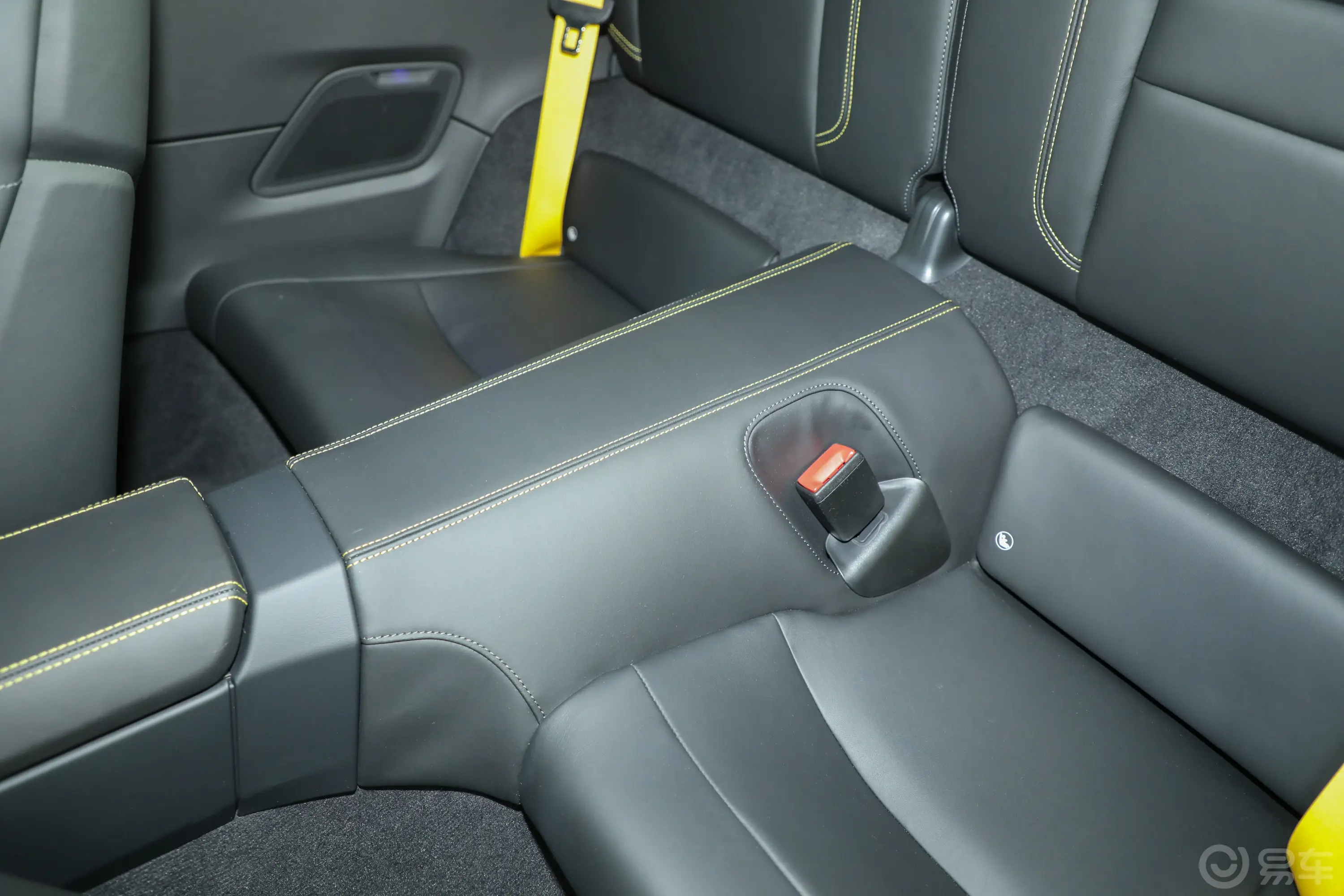 保时捷911Carrera S Cabriolet 3.0T后排地板中间位置