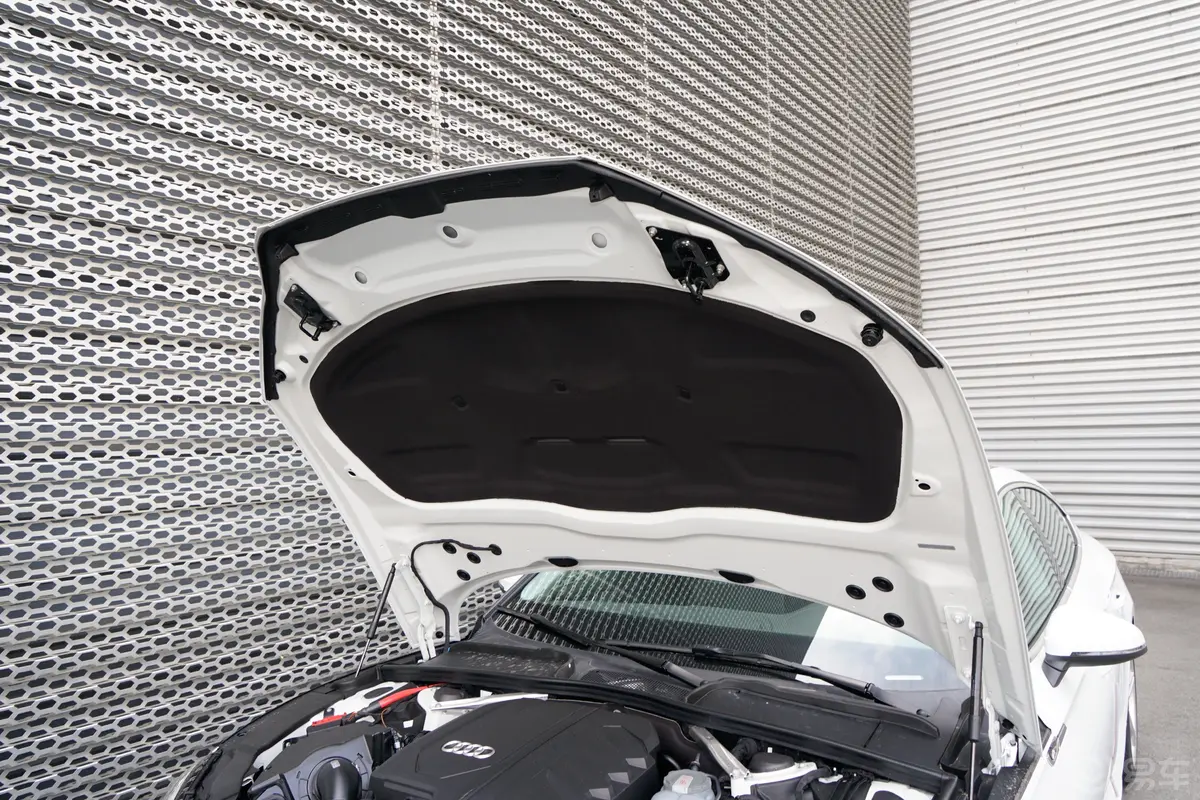 奥迪A5Sportback 40 TFSI 时尚动感型发动机舱盖内侧