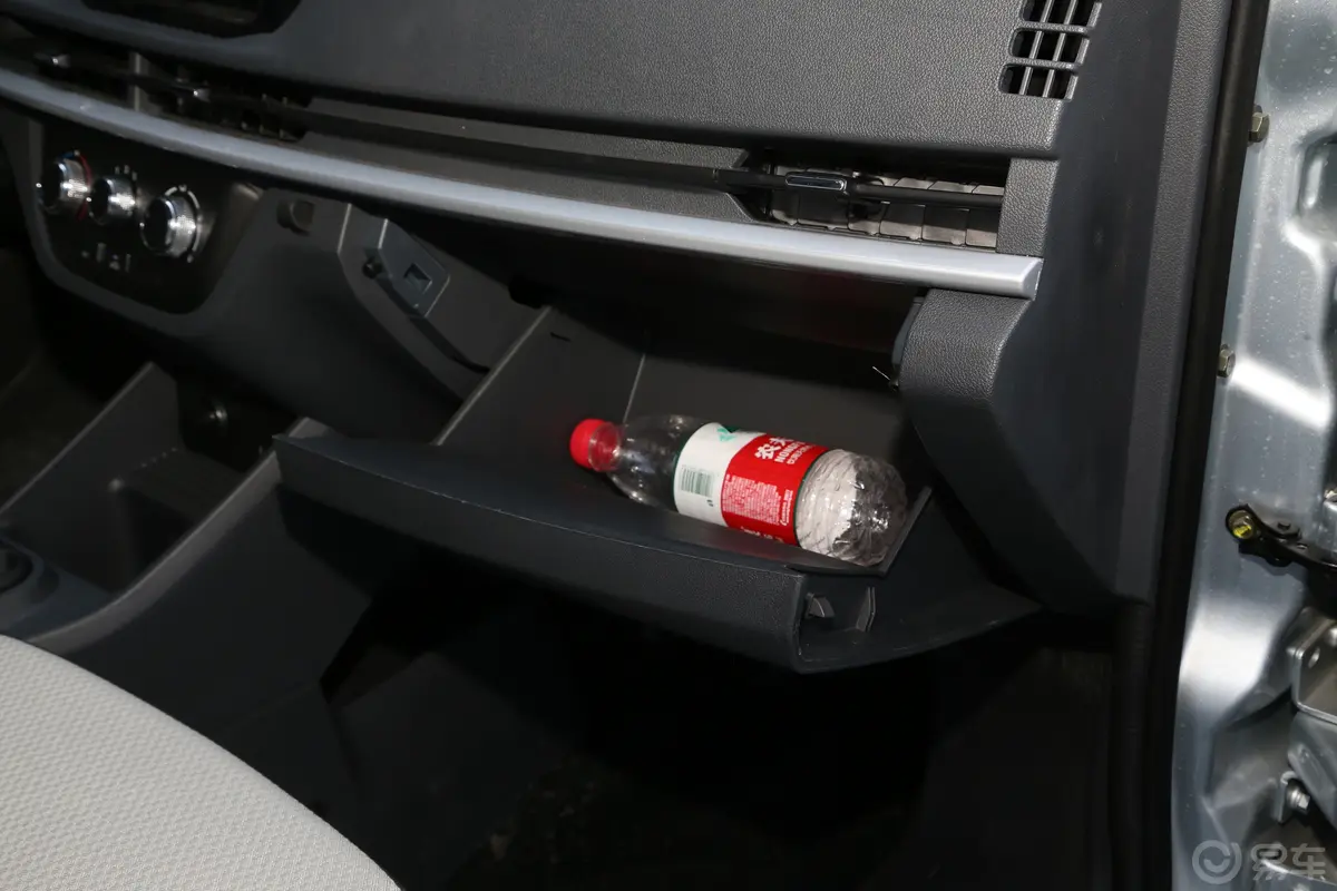 长安星卡EV270km 栏板车手套箱空间水瓶横置