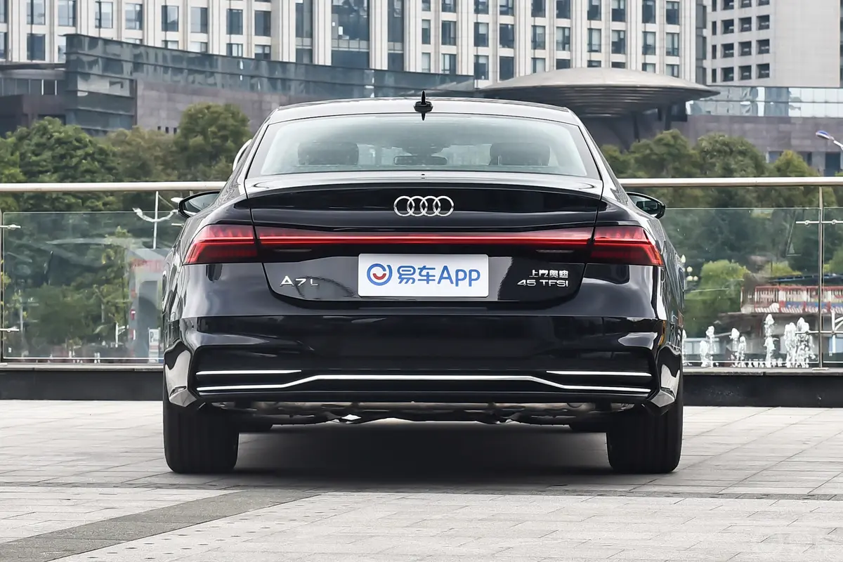 奥迪A7L45 TFSI 豪华型正后水平