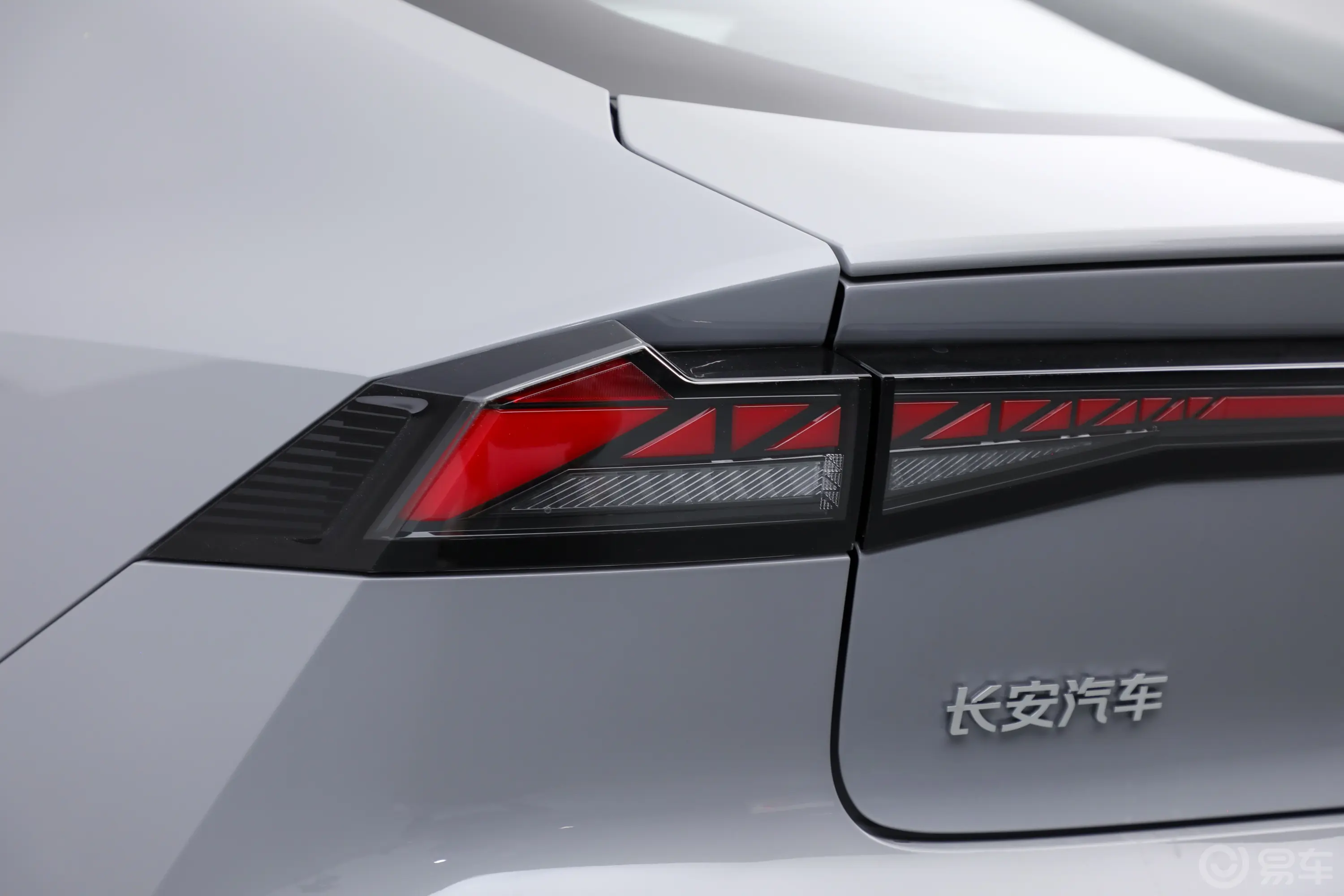长安UNI-V 智电iDD1.5L 136km 智尊型外观灯组