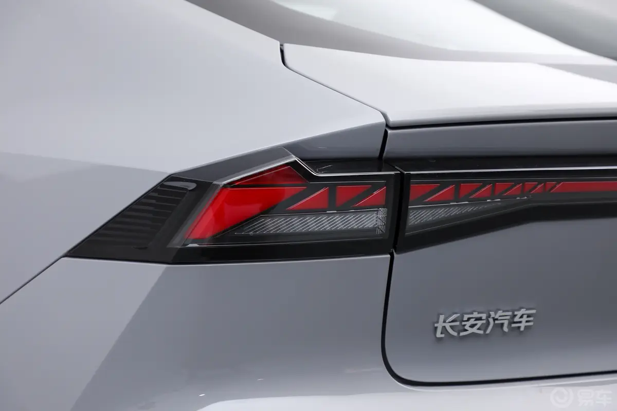 长安UNI-V 智电iDD1.5L 136km 智尊型外观灯组