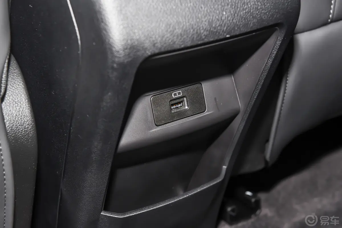 瑞虎8改款 1.5T 双离合新动版 7座后排充电口