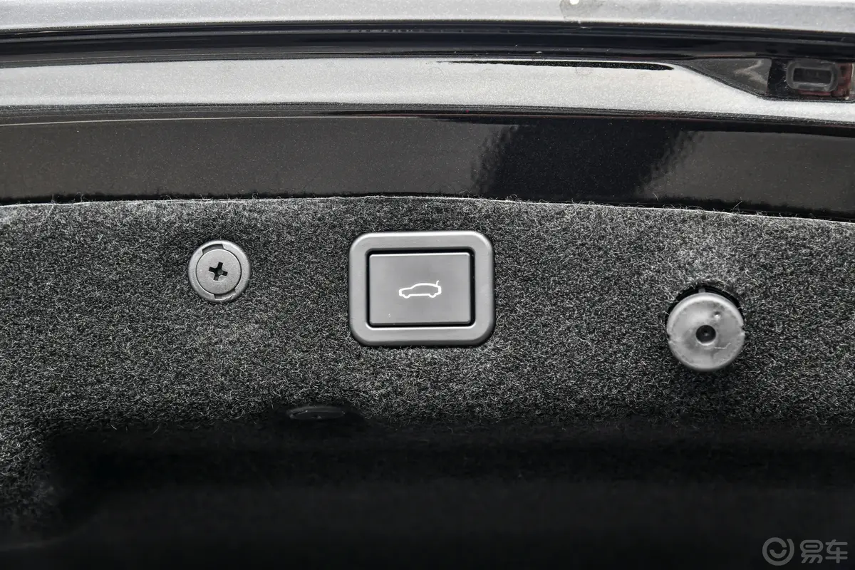 阿维塔11鸿蒙智享升级款 580km 四驱奢享版 5座电动尾门按键（手动扶手）