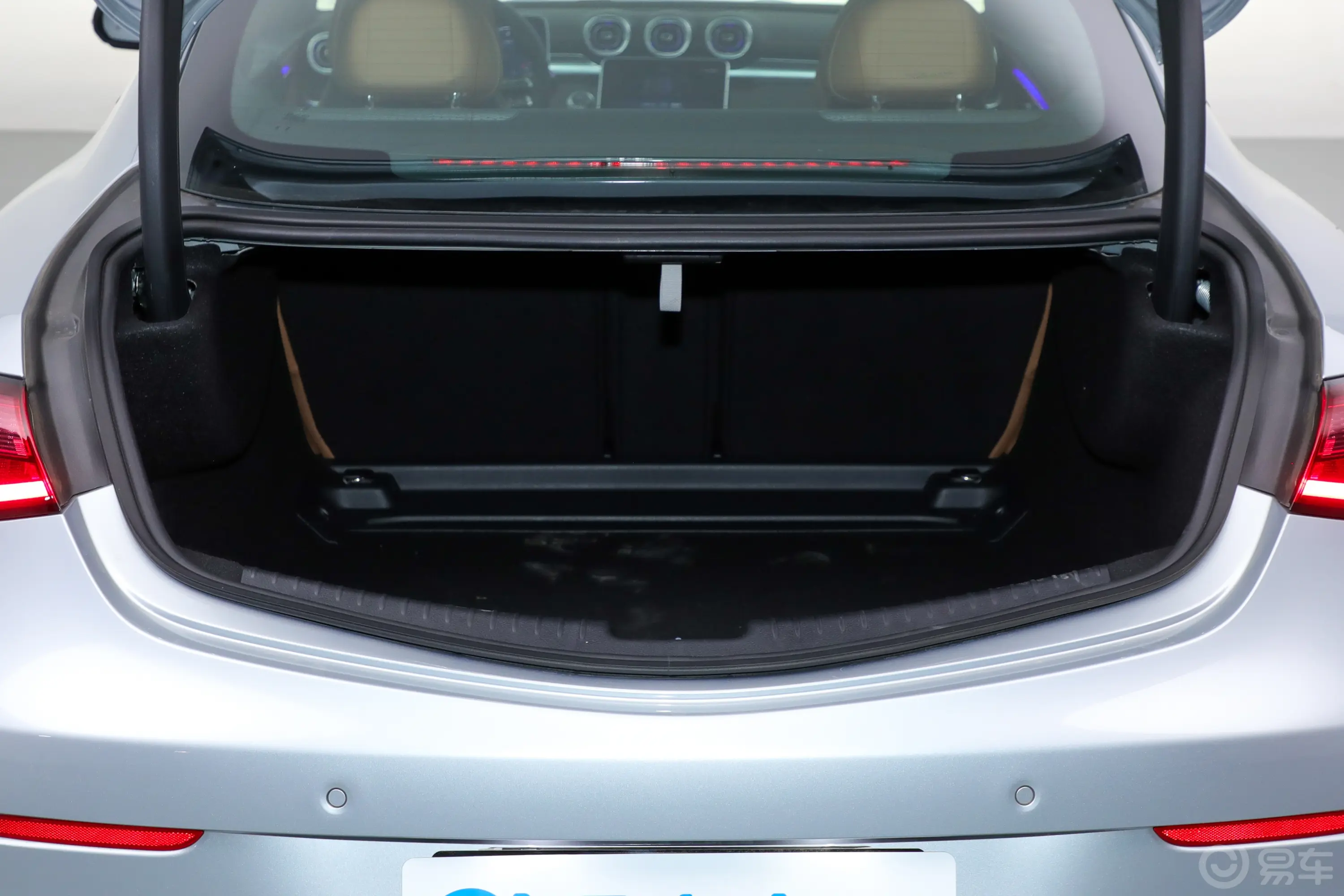 奔驰CLECLE 300 4MATIC 豪华型轿跑车后备厢空间特写