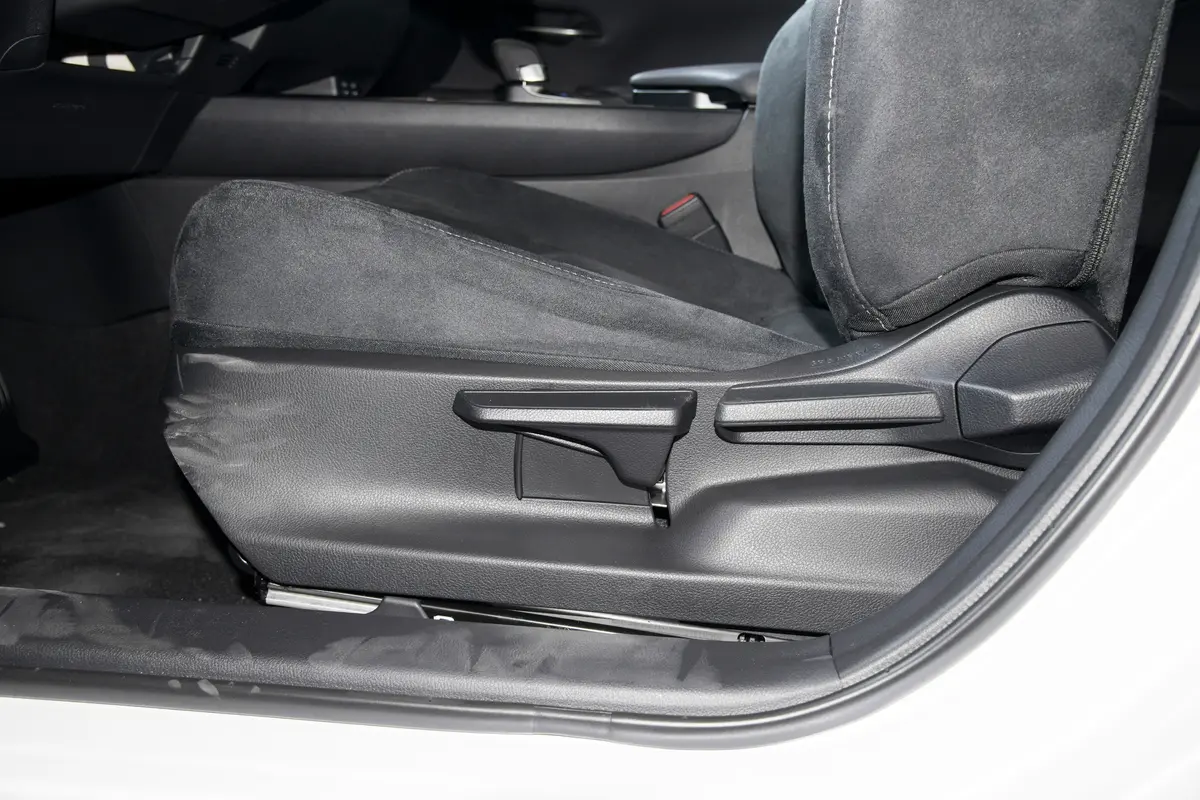 雷克萨斯UX300h 探寻版主驾座椅调节