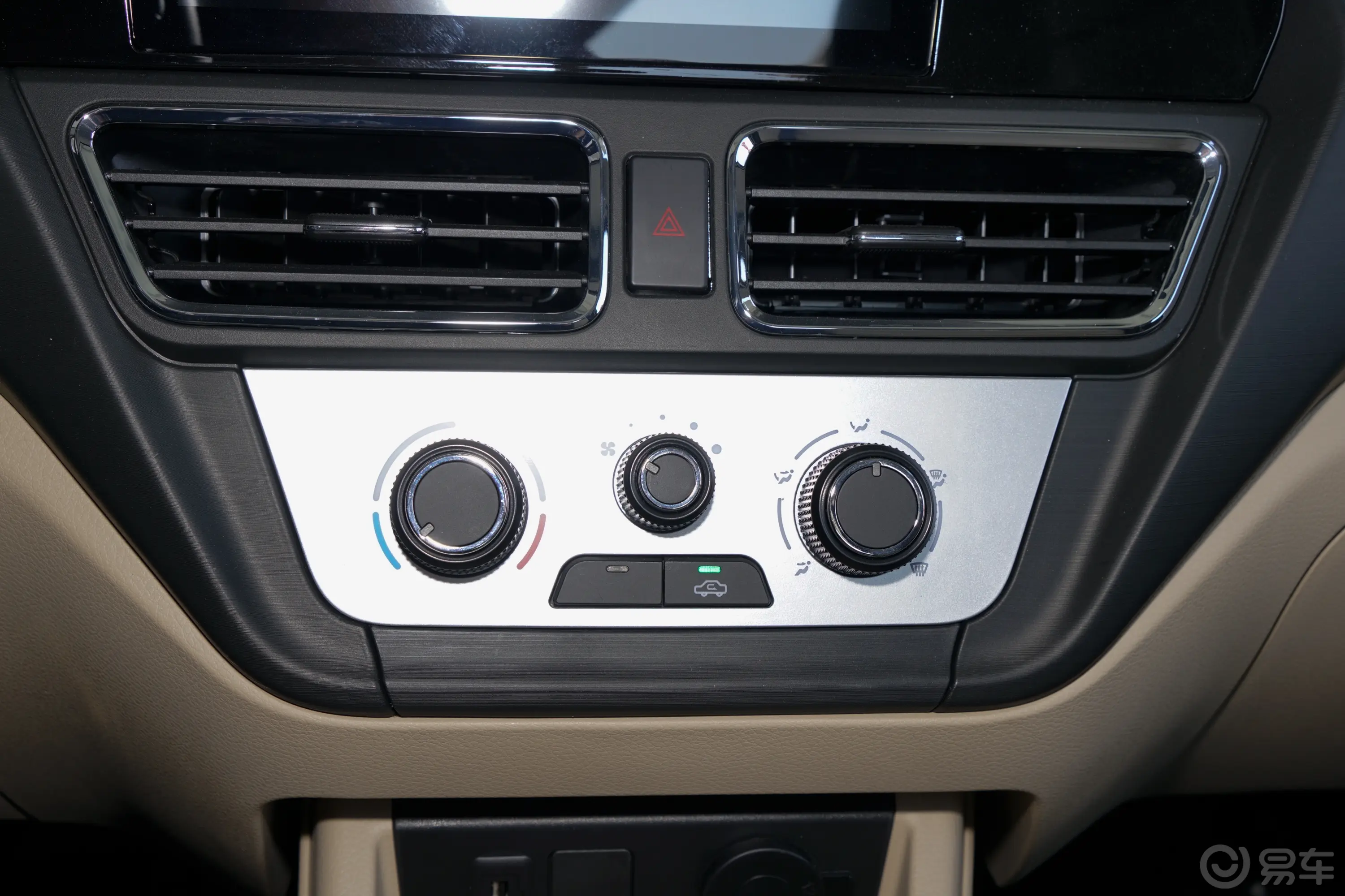 跨越王X3 PLUS东安 1.6L 3.30米单排后双胎旗舰版空调