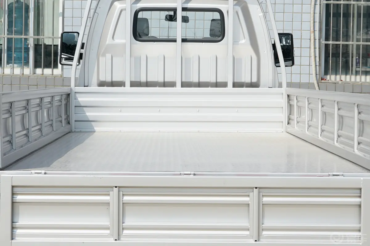 跨越王X7东安1.6L 3.7米栏板车单排双后轮豪华型 CNG后备厢空间特写