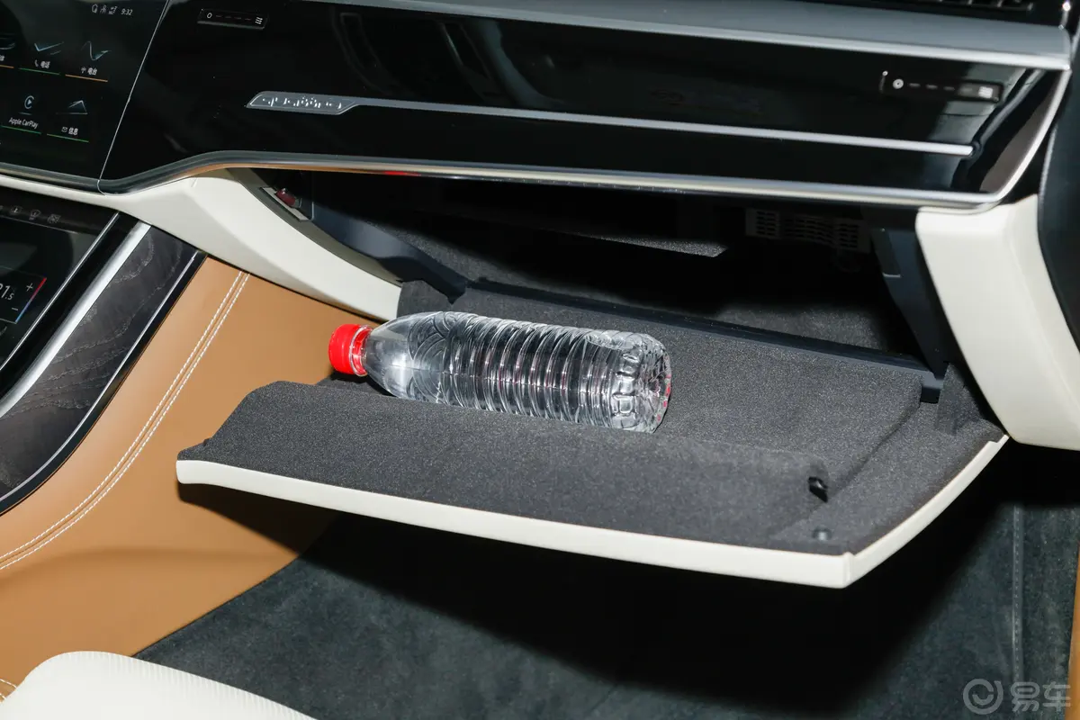 奥迪A8A8L Horch创始人版 60 TFSI手套箱空间水瓶横置