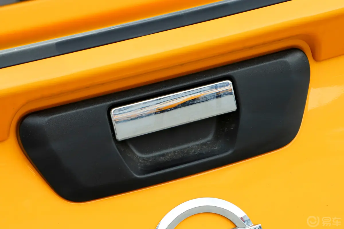 纳瓦拉改款 2.5L 手动四驱舒适型电动尾门按键（手动扶手）