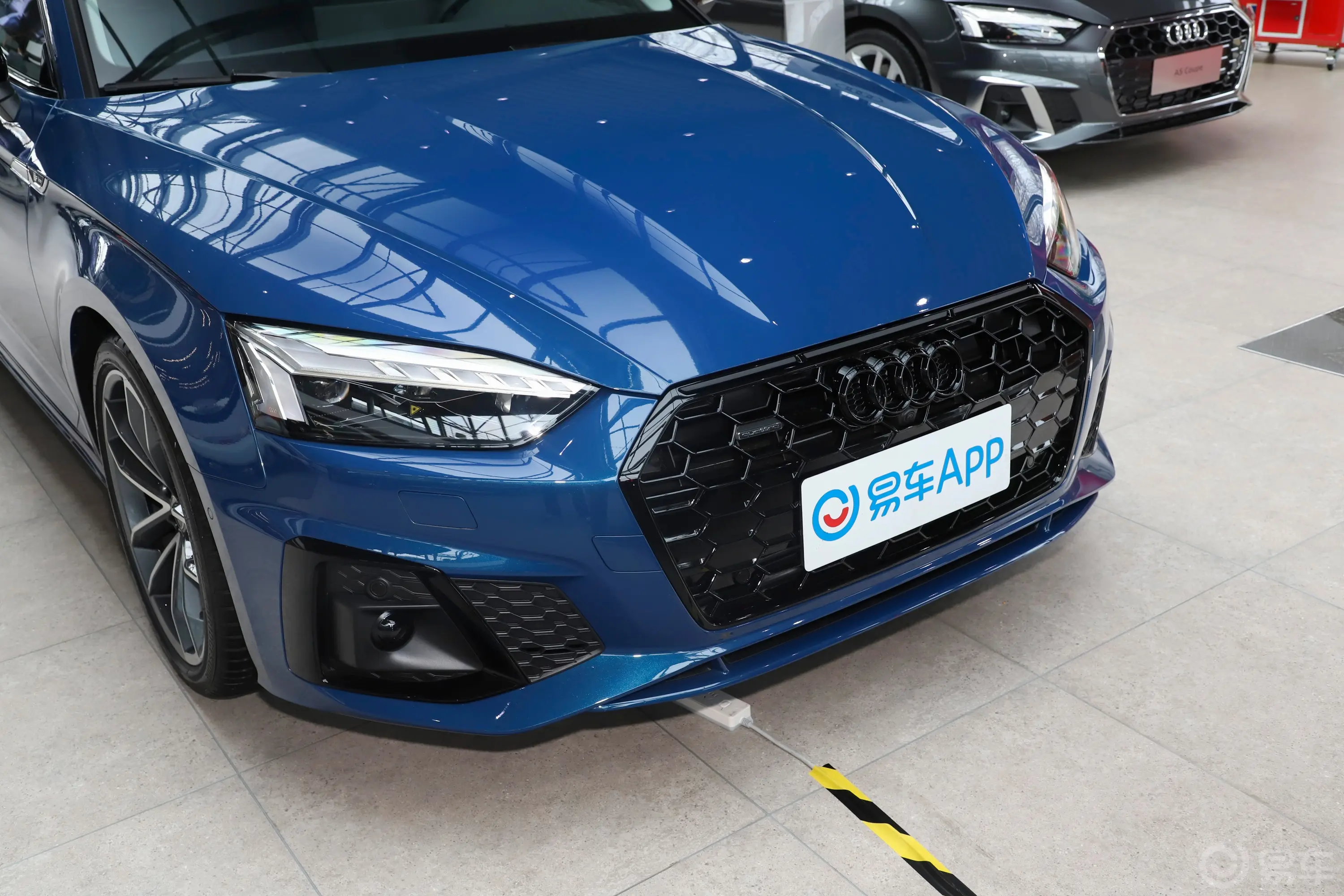 奥迪A5Sportback 45 TFSI quattro 臻选动感型前格栅侧俯拍