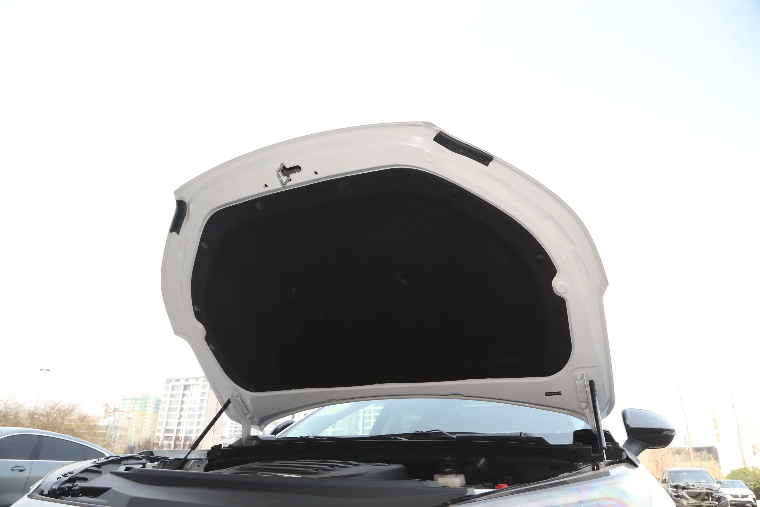 昂科威昂科威S 25T 两驱炫黑风尚版发动机舱盖内侧