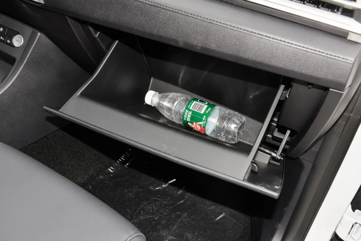 比亚迪e3低配版手套箱空间水瓶横置