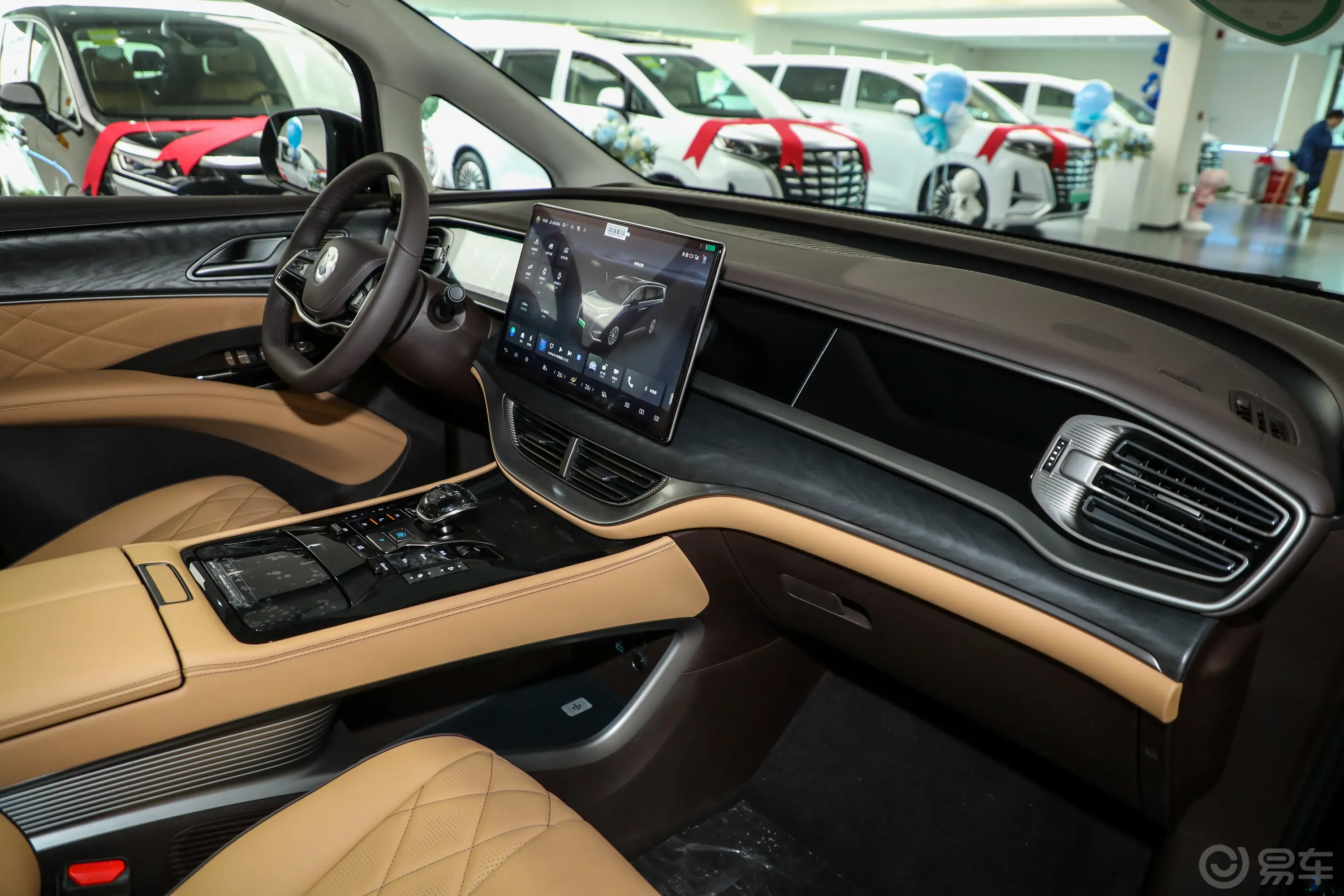 腾势D9EV 620km 前驱尊享版 7座内饰全景副驾方向