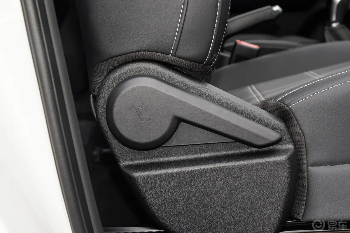 比亚迪e3低配版副驾座椅调节