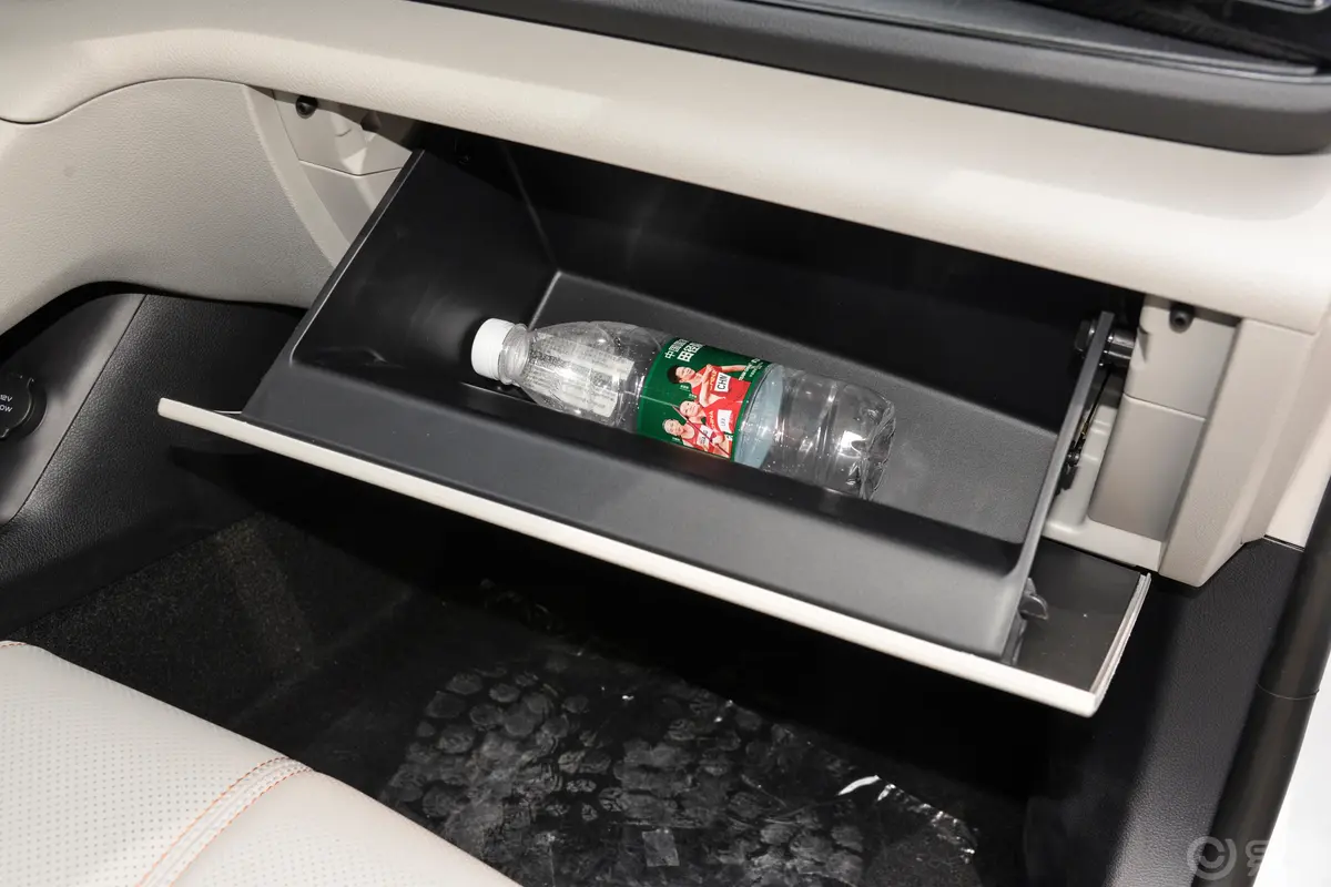 秦PLUS新能源DM-i 1.5L 55km 领航荣耀版手套箱空间水瓶横置