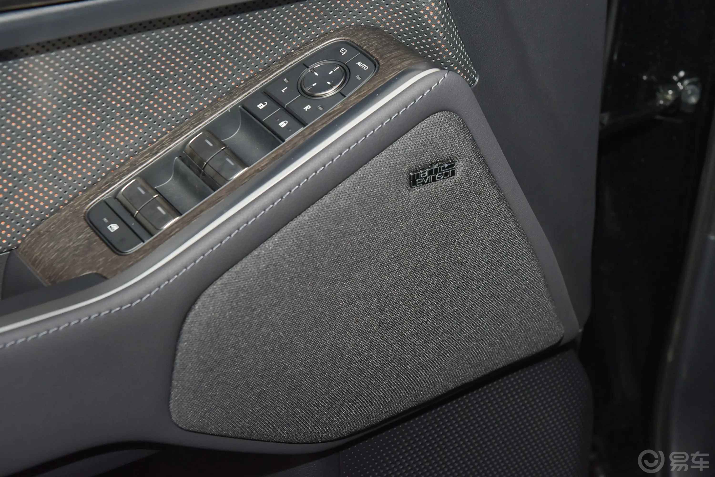 雷克萨斯GX550h 凌峰版 5座音响和品牌