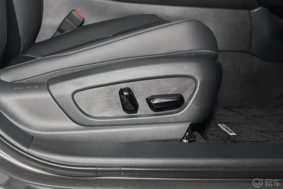 雷克萨斯UX300h 探酷版副驾座椅调节