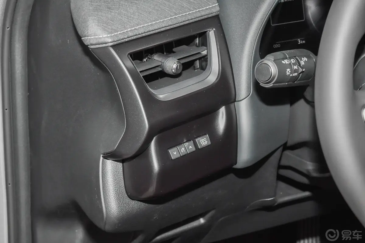 雷克萨斯UX300h 探酷版主驾驶位