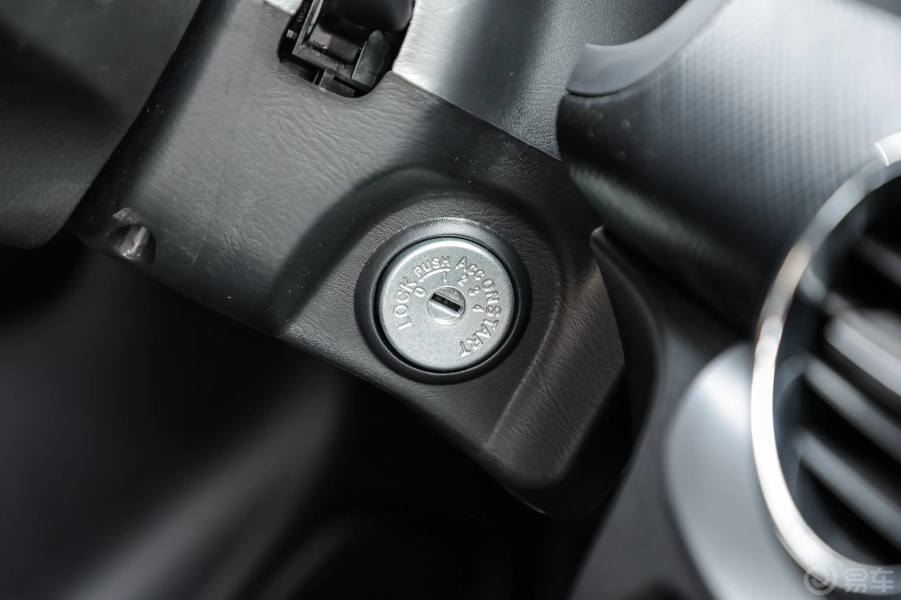 锐骐2.4L 两驱基型车创业版 汽油钥匙孔或一键启动按键