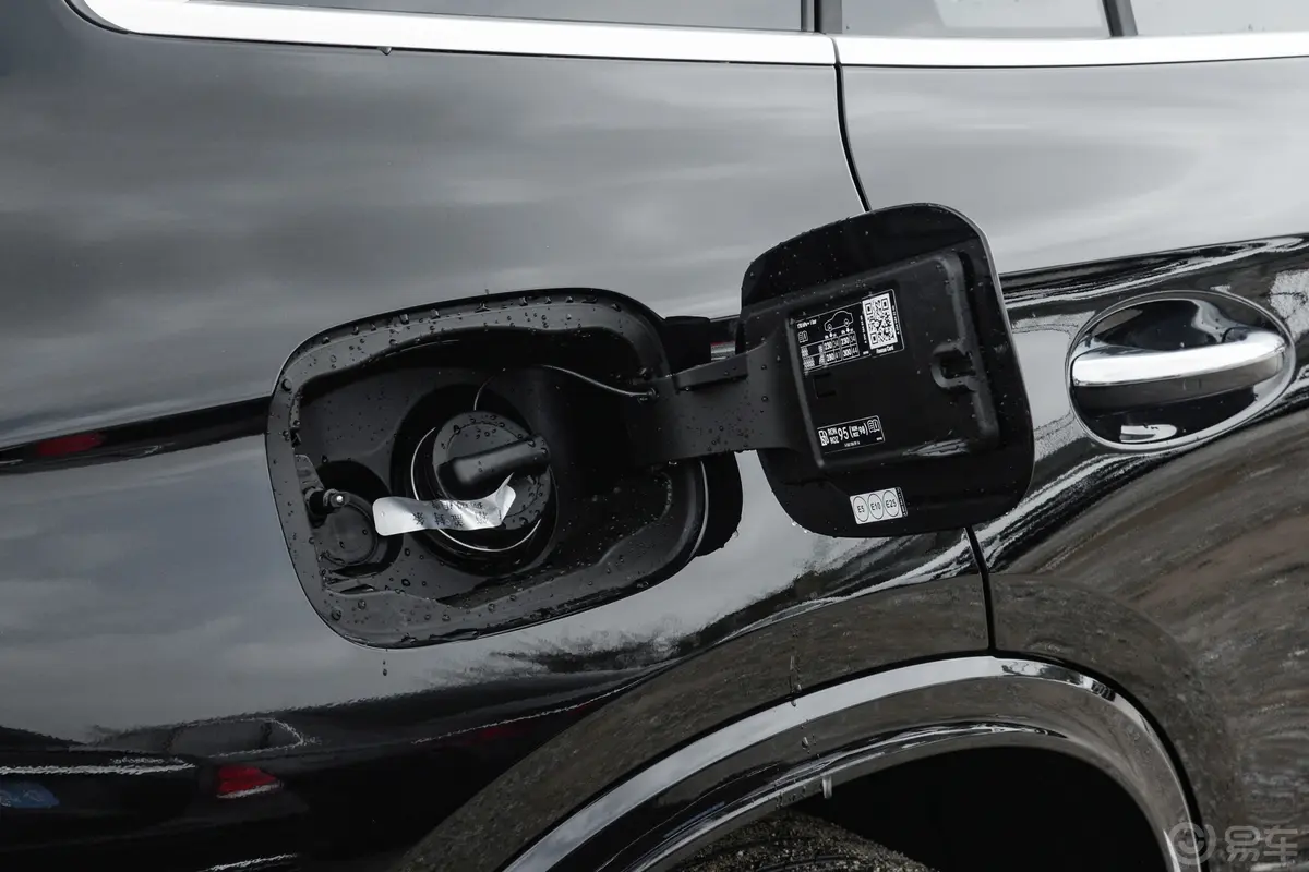 奔驰GLCGLC 300 L 4MATIC 豪华型 5座加油口
