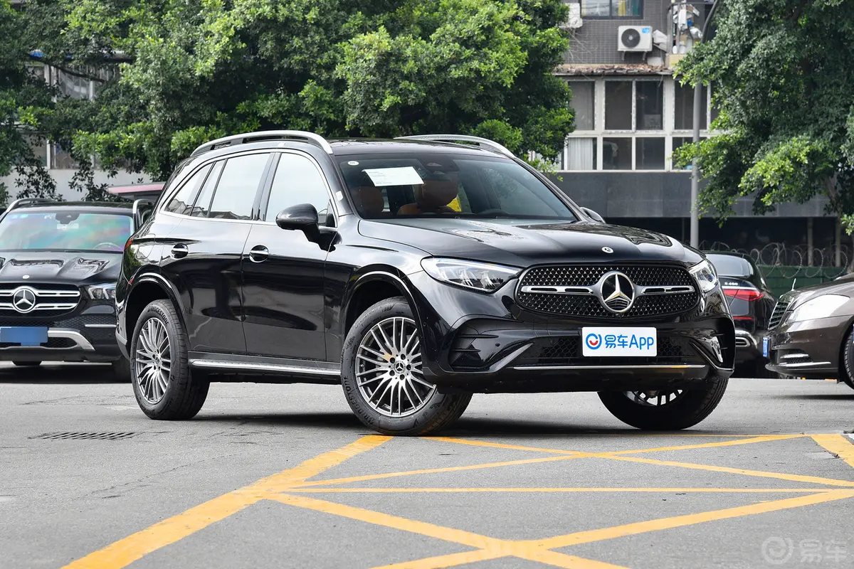 奔驰GLCGLC 300 L 4MATIC 动感型 7座胎压信息铭牌