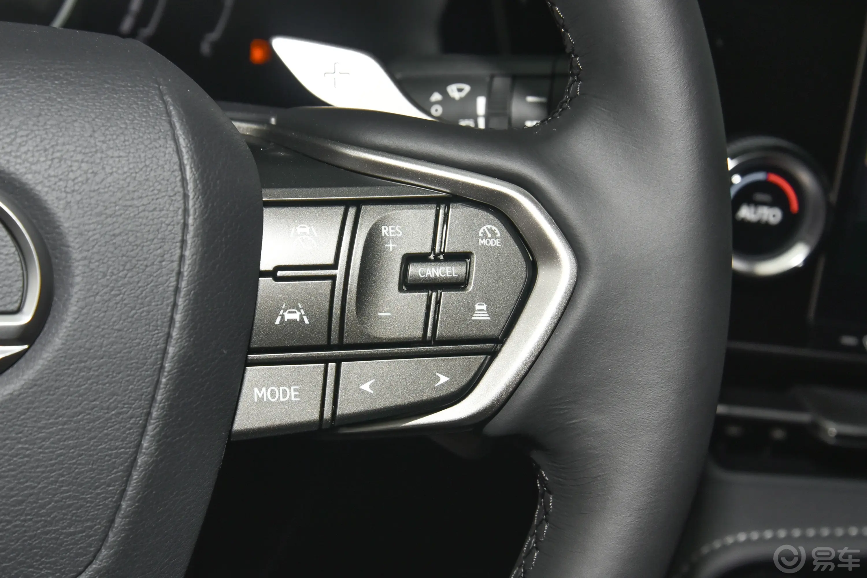 雷克萨斯NX350h 两驱创驰版右侧方向盘功能按键