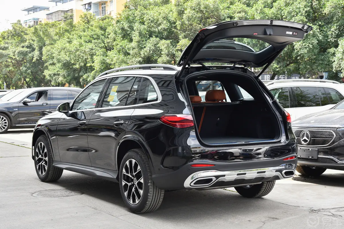 奔驰GLCGLC 260 L 4MATIC 动感型 5座后备厢开启45度侧拍