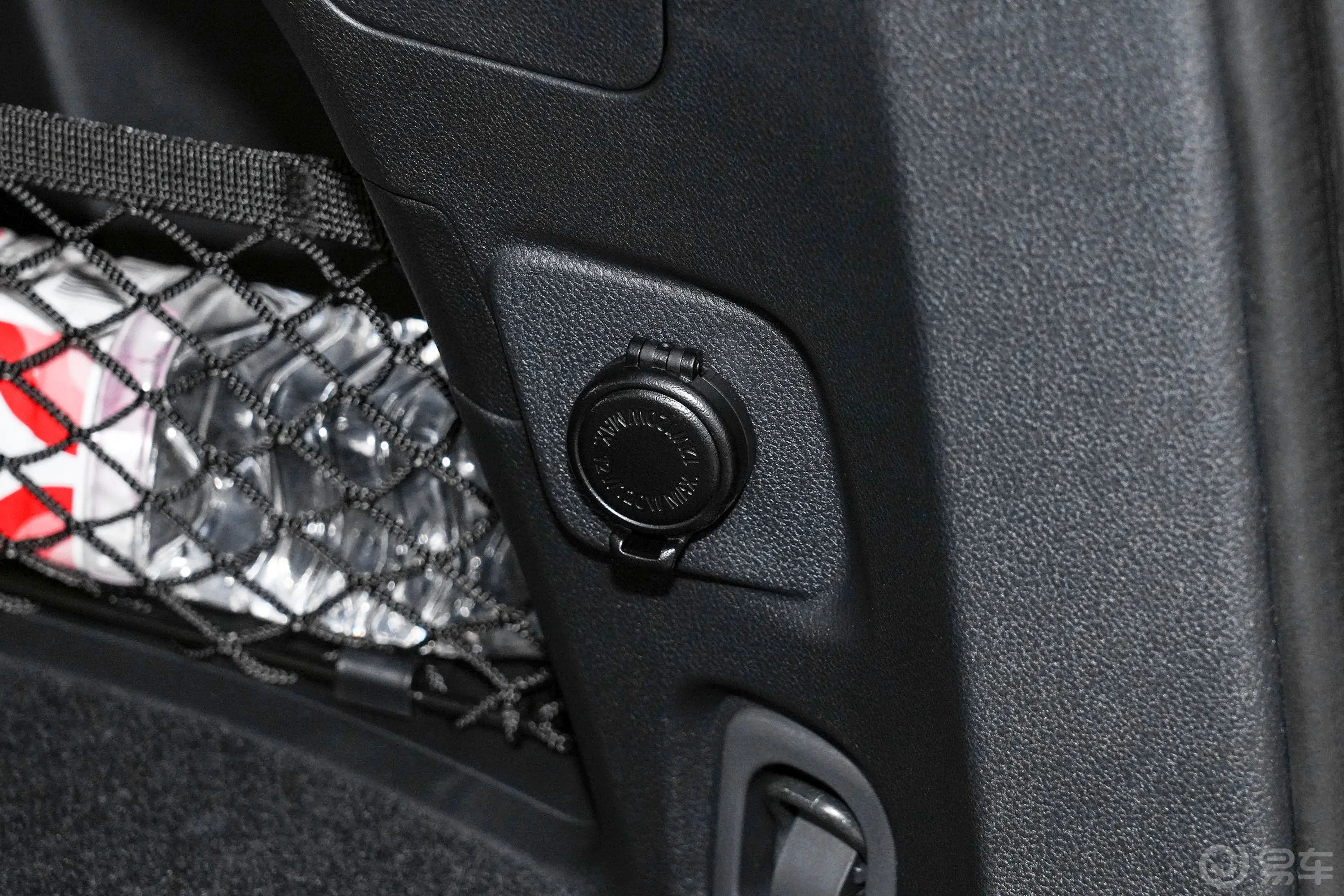 傲虎2.5i AWD旗舰版EyeSight行李厢电源接口