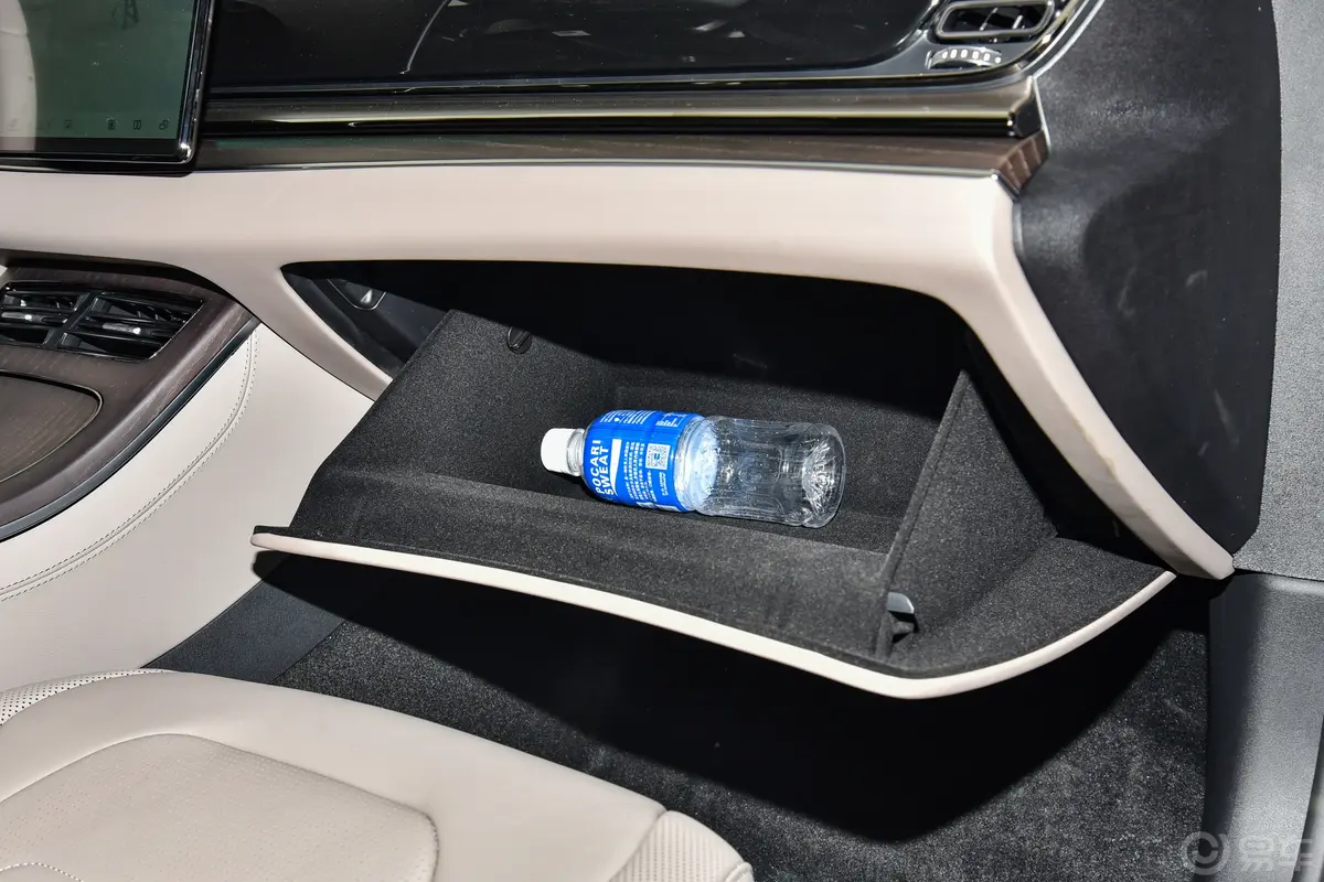 汉EV 荣耀版 610km 四驱天神之眼智驾型手套箱空间水瓶横置
