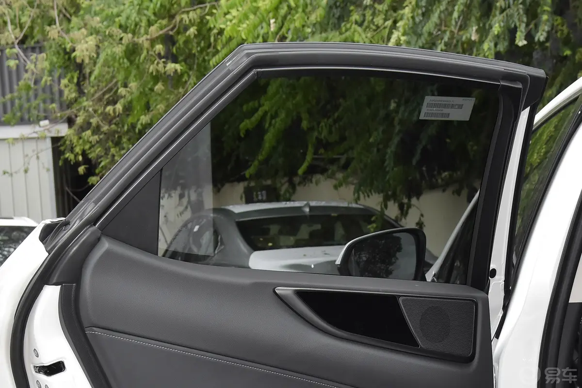 雷克萨斯NX260 两驱创驰版后排侧窗遮阳帘